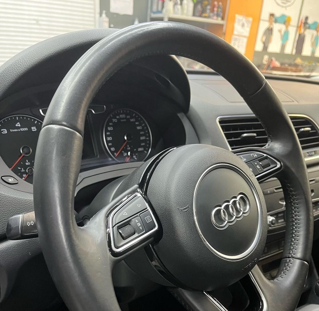 Руль Audi с залоснившимся блестящим ободом в местах хвата