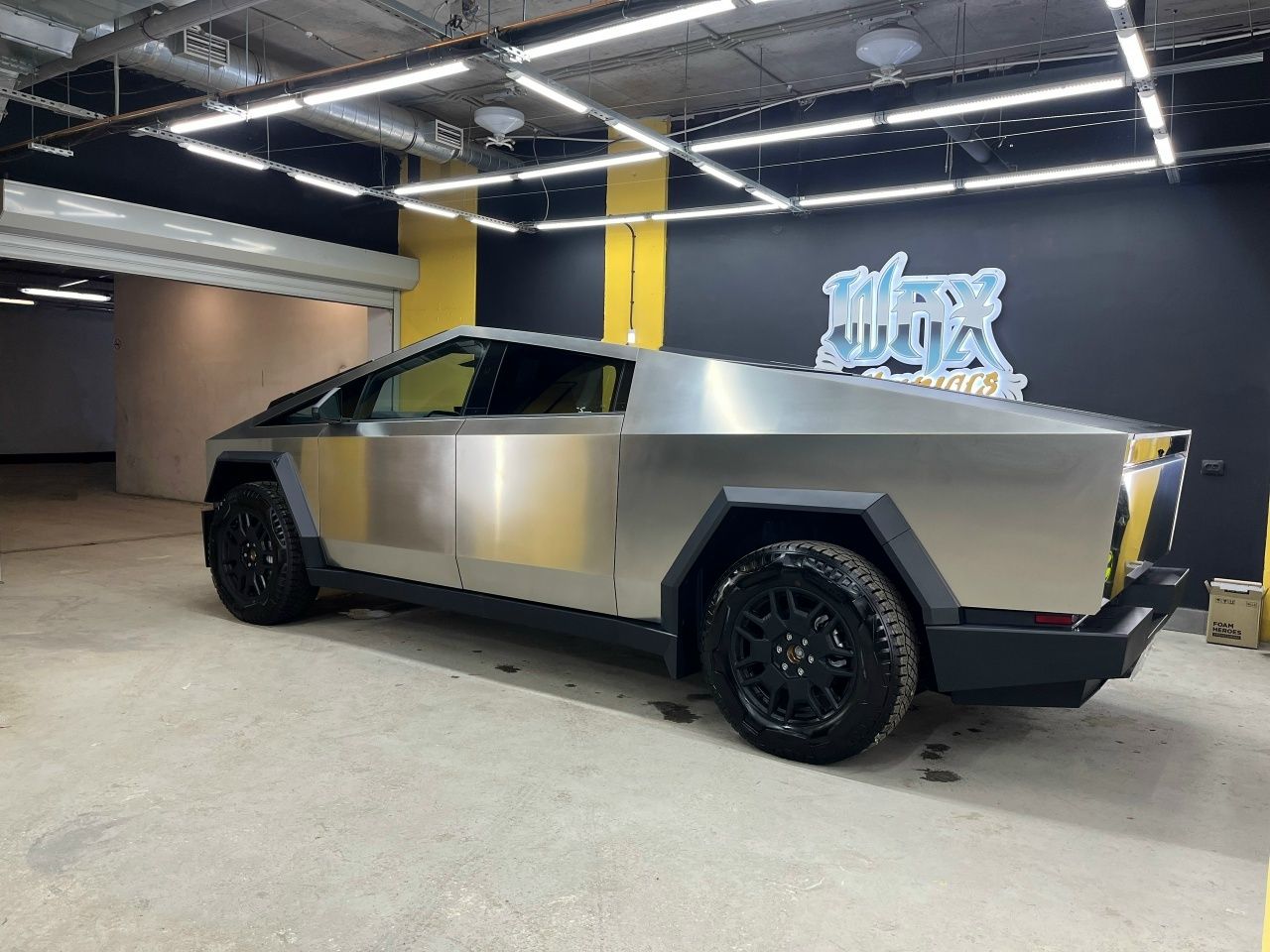 Tesla Cybertruck с плоскими гранями кузова в боксе студии
